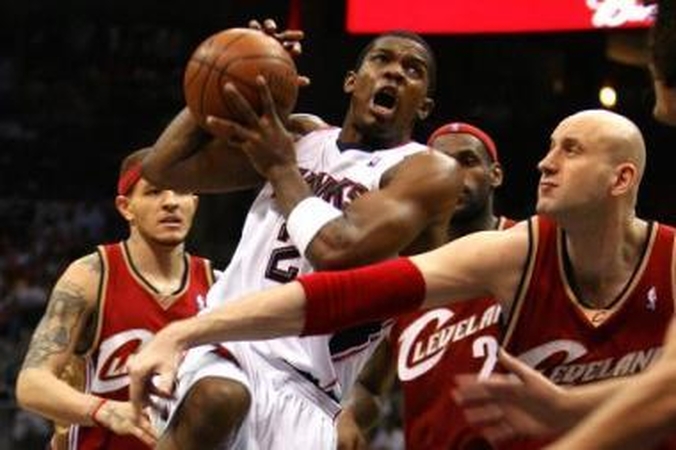 Patirtis: Ž.Ilgauskas (dešinėje) varžovams – sunkiai įveikiama "Cavaliers" gynybos siena.