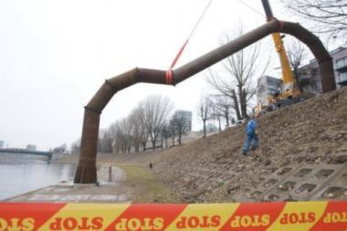 Konfliktas: ši skulptūra suskaldė net menininkų bendruomenę. Pasipiktinę senesnės kartos menininkai surinko 200 parašų, kad skulptūra būtų  išmontuota.
