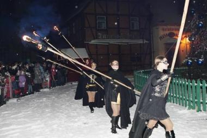 Publika: arčiausiai eglės įsitaisė mažieji žiūrovai.