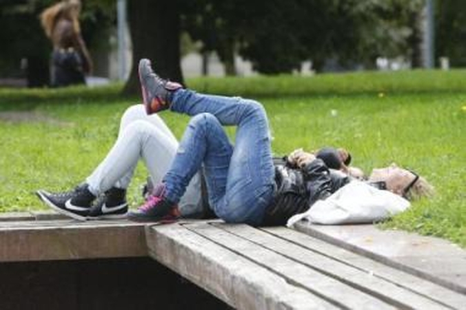 Poilsis: įpusėjus rugsėjui klaipėdiečiai dar skuba pasilepinti vasarišku malonumu – patysoti ant žolės kilimo.