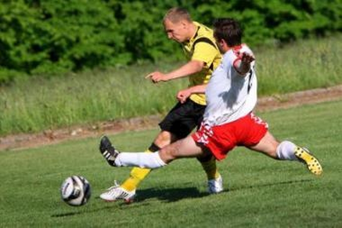 Ambicijos: "LKKA ir Teledema" žaidėjai (balti marškinėliai) ryžtingai priešinosi 2008-ųjų Lietuvos futbolo bronzos medalių laimėtojai "Vėtrai".