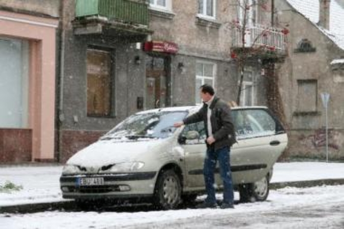 Žiema: paryčiais gausiau iškritęs sniegas vairuotojams ir pėstiesiems priminė, kad jau gruodžio vidurys.