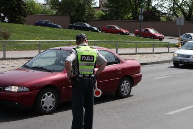 Policininkui pasiūlė pasivažinėti iki bankomato