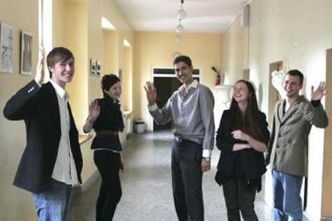 Akcentas: "Aušros" gimnazijos dvyliktokai auklėtojus į mokyklą atgabens su apsauga.