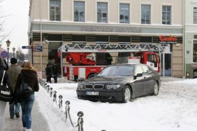 Pagalba: vakar ant Tiltų gatvės 12 ir 16 namų kabėjusius varveklius pašalino ugniagesiai.