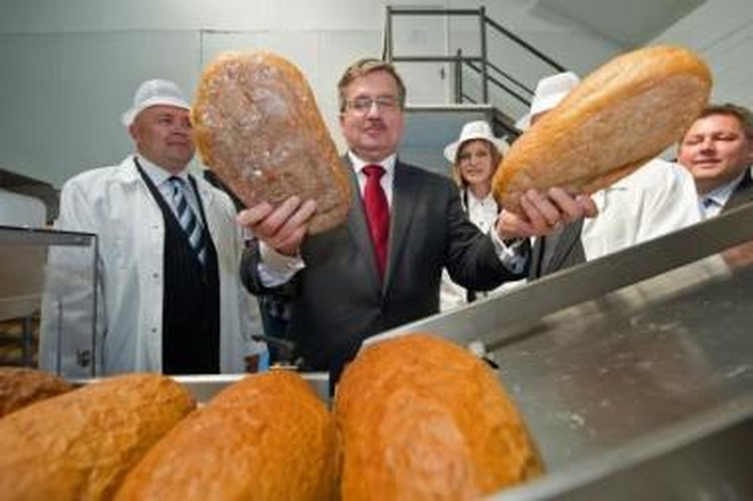 Varžovai: kovoje dėl kiekvieno rinkėjo balso velionio šalies vadovo brolis dvynys J.Kaczyńskis priartėjo prie laikinai prezidento pareigas einančio B.Komorowskio.
