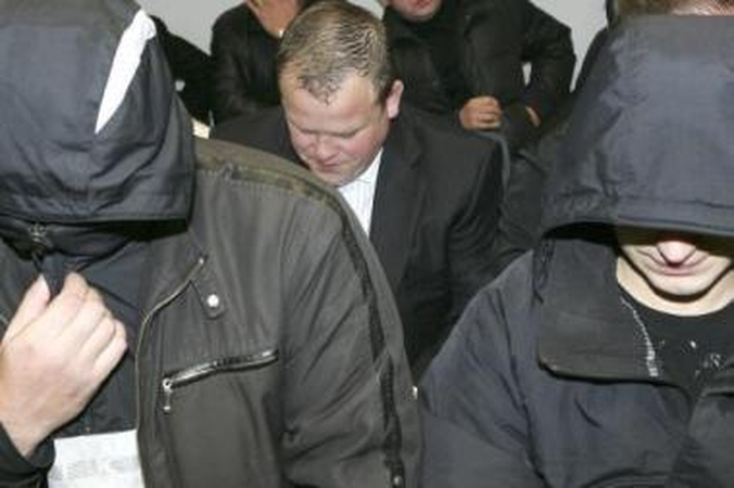 Gynyba:  Ž.Buzo (viduryje) pagrobimo byloje trys iš keturių teisiamųjų penktadienį teisme slėpė savo veidus.