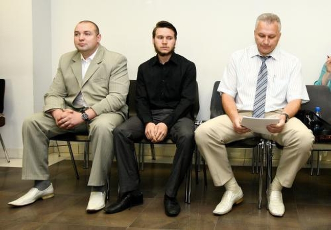 Policininkai mina teismų slenksčius