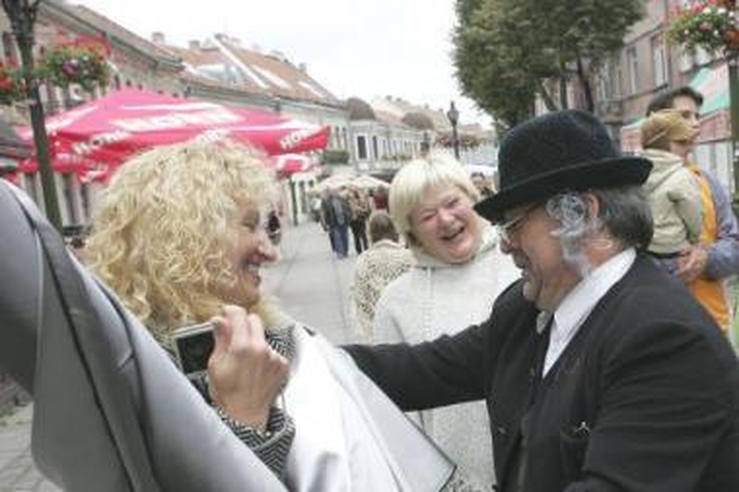 Patrauklu: į senąjį Kauną menantį žaidimą miestiečiai noriai įsitraukė.