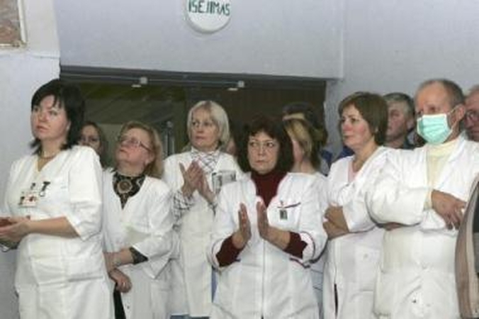 Medikai: kai kurių specialybių gydytojų Lietuvoje jau trūksta, kai kurie neranda gero darbo, bet mažais atlyginimais skundžiasi visi.