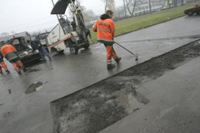 Vėluoja: Kauno duobių remontas užsitęsė ir dėl kelininkų streiko.