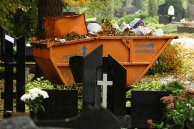 Nesprendžia: per vasarą kapus puošę augalai nebetelpa į konteinerius, tačiau niekas jų neketina išvežti.