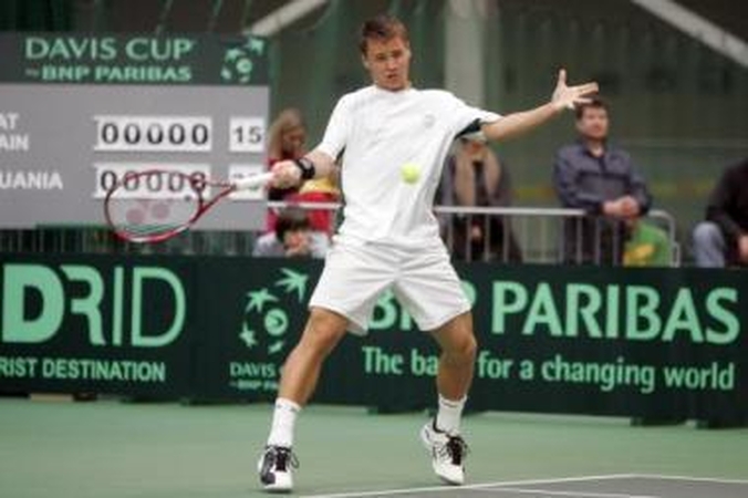 Neįkando: D.Britanijos dviračių treko rinktinės vadovas D.Brailsfordas teigė, kad S.Krupeckaitė (dešinėje) pažeidė taisykles išvažiuodama už raudonos linijos, tačiau teisėjai...