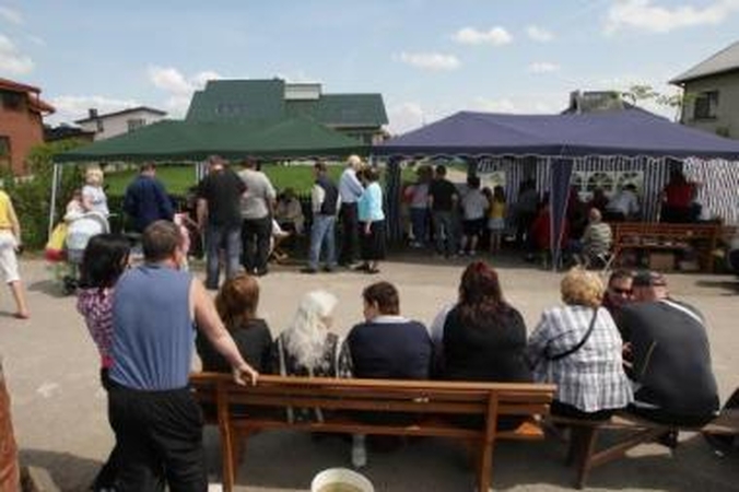 Bendruomenė: Garliavos Klonio gatvė virto palapinių miesteliu, kuris daugeliui susirinkusių žmonių savaitgalį atstojo namus.