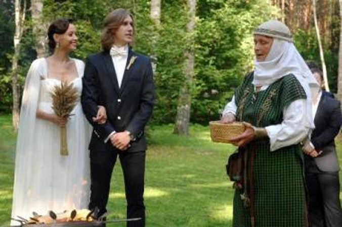 Tėvai: vasarą susituokę Aistė ir Romanas jau džiaugiasi dukrele Elze.