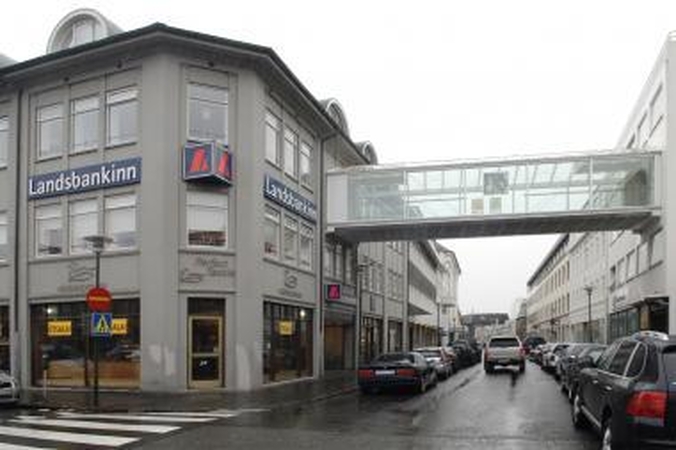Finansų duobė virsta bedugne