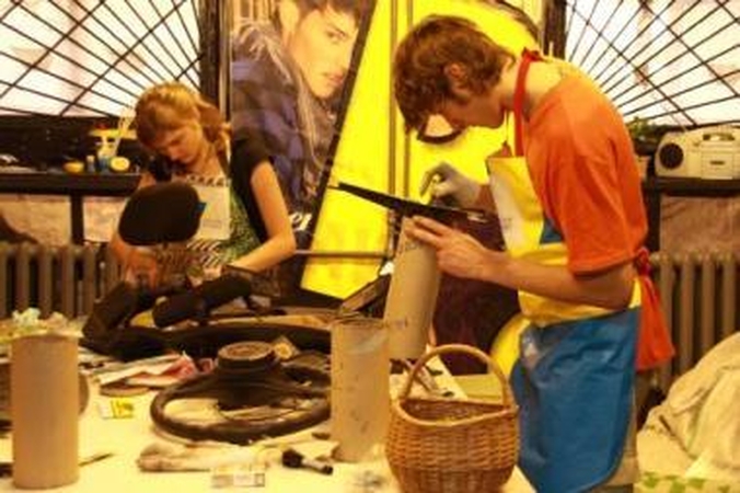 Pamokos: Palangos Vytauto ir Jūratės gatvių sankirtoje įsikūrusioje palapinėje galima išmokti, kaip iš senų daiktų susikonstruoti naujus.