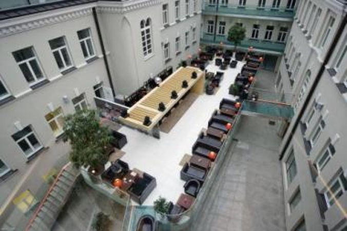 Minimalu: vidiniame prašmatnaus namo kieme įsikūręs restoranas pirmiausia patraukia paprastumu.