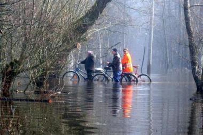 Tėkmė: potvynio zonos gyventojai dienas sodybose leidžia savu ritmu.