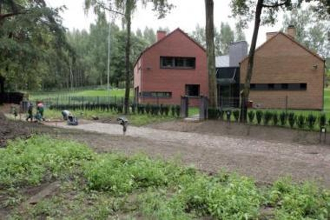 Kaimynas: teritoriją šalia namų gyventojas nusprendė sutvarkyti savo lėšomis.