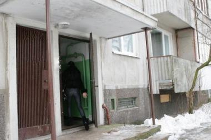 Liudijimai: šiame pirmojo aukšto balkone merginą matydavę kaimynai nė neįtarė, kad ji galėjo būti nėščia.