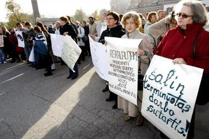 Dėstytojai prašneko apie algas