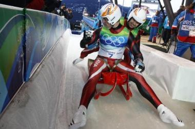 Vicečempionai: latviai A. ir J.Šicai olimpinėse rogučių lenktynėse iškovojo sidabro medalius.