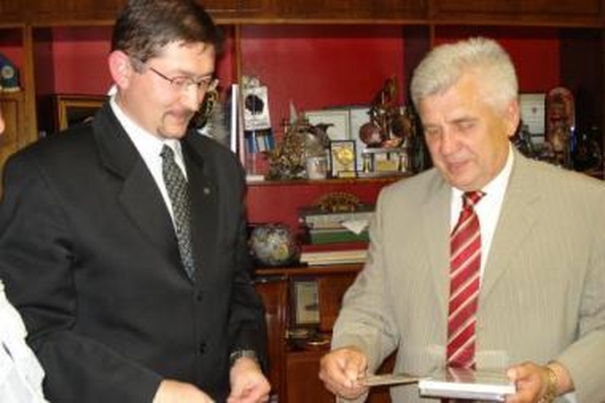 Pažintis: R.Jakubauskas merui R.Taraškevičiui dovanojo informacijos apie kitataučius ir jų religiją.