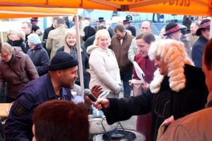 Plušėjo: atvykėlių automobilius per vandenį technika kėlė nesustodama.