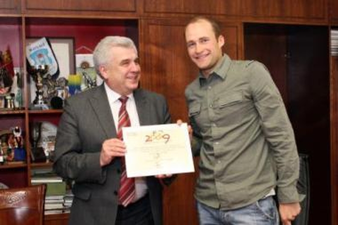 Įpareigojimas: T.Vaitkus (dešinėje), įteikęs Klaipėdos merui R.Taraškevičiui pirmojo maratono dalyvio pažymėjimą, lauks kartu su kitais dalyviais dviračio pedalus minsiančio miesto...