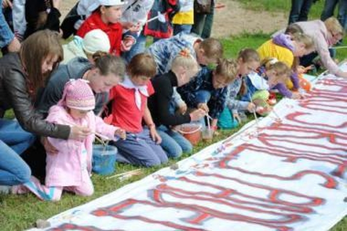 Dėkingumas: širdies ydomis sergančių vaikų piešta vėliava tapo tam tikros formos padėka gydytojams.