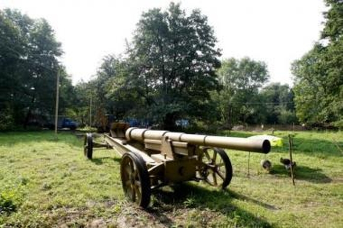 Netikėta: pajūrio miške įsikūrusios kavinės lankytojai nustemba pamatę medinį pabūklą ir neplaukiančią valtį.