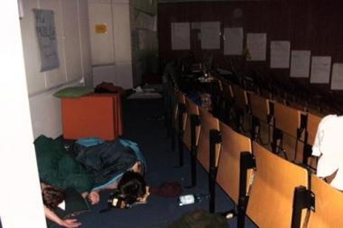 Protestuoja: Berlyno universiteto auditorijas, kuriose įprastai vyksta paskaitos studentai pavertė miegamaisiais.