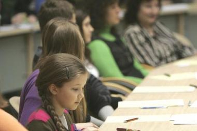 Skirtumas: kai kuriems atrodė, kad savivaldybės salėje rašyti diktantą iškilmingiau negu gimnazijoje.