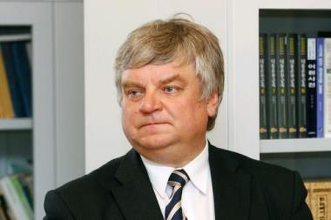 Išeitis: R.Vaitkaus teigimu, universitetas gali taupyti tik darbuotojų atlyginimų sąskaita.