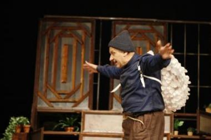 Derlius: šiemet Klaipėdos "Padėkos kauke" ir net dviem piniginėmis premijomis apdovanotam aktoriui R.Pelakauskui šis teatro sezonas dosnus ir didelių vaidmenų, ir palankių įvertinimų.