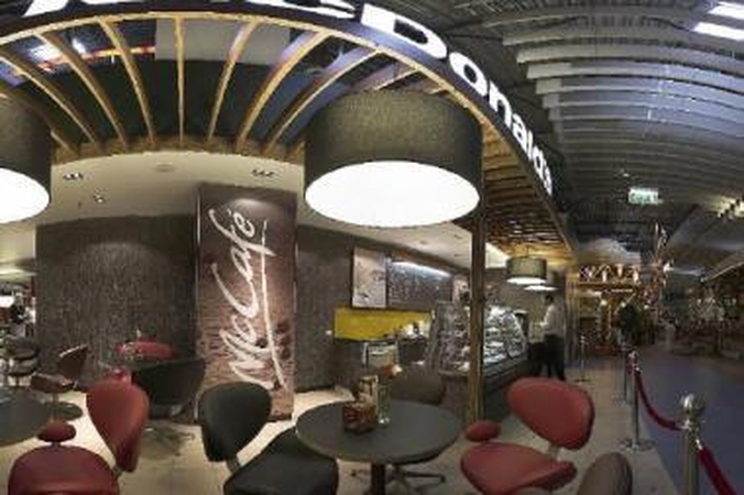 Atsinaujina: "McDonald's" lankytojus pasitinka modernesniu nei įprasta interjeru.