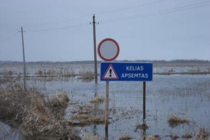 Apsėmė: kelio ženklai taip pat atsidūrė vandenyje.