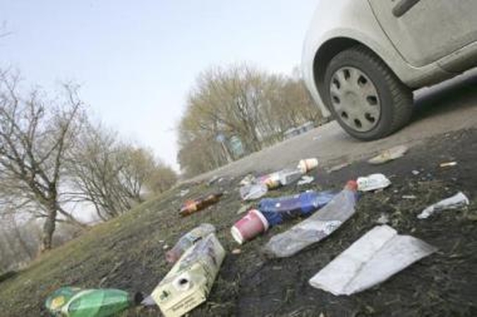 Valytojai: valdžia viliasi, kad šiukšliną po žiemos miestą  sutvarkys gyventojai.