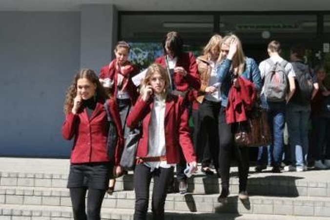 Žinia: vos pasibaigus egzaminui "Žemynos" gimnazijoje, abiturientai puolė skambinti artimiesiems.