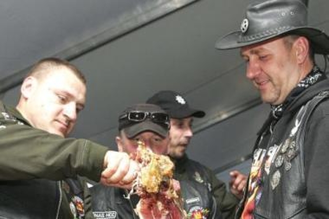 Paradoksas: iki vėlyvos naktis plyšavusiems baikeriams specialaus savivaldybės leidimo nereikėjo.