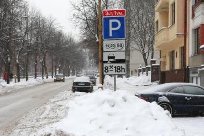 Nevalo: vairuotojai piktinasi, kad dėl sniego gausos automobilius sunku pastatyti ir mokamose vietose.