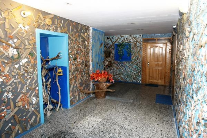 Mozaika: daugiabučio namo Miško kvartale laiptinė nepanaši į jokią kitą – nuo grindų iki lubų jos sienos dekoruotos įvairiais pajūrio radiniais.