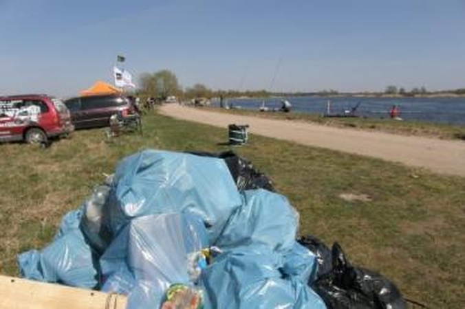 Tradicija: žvejai, ketvirtus metus iš eilės valantys šiukšles nuo Nemuno pakrantės, susirungia ir žūklės varžybose.
