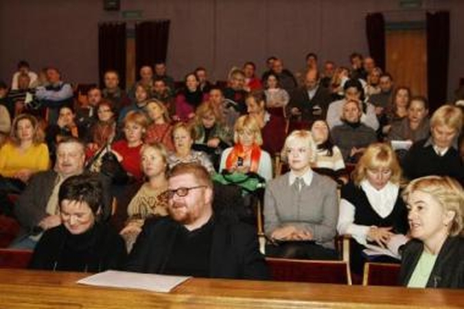 Pasiuntiniai: Kultūros ministerijos atstovai E.O.Vilkienė, D.Valančiauskas ir I.Didžiulienė (pirmoje eilėje) tvirtino į Klaipėdos muzikinį teatrą atvažiavę tiesiog pasiklausyti ir...