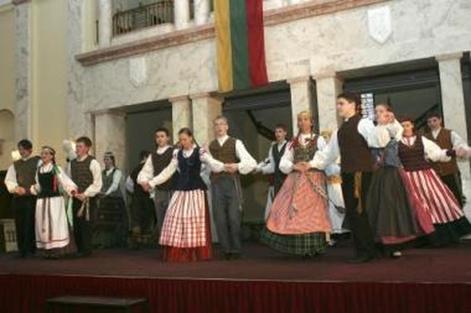 Titulas: "Ratilėlis" šiemet pripažintas geriausiu vaikų folkloro ansambliu Lietuvoje.