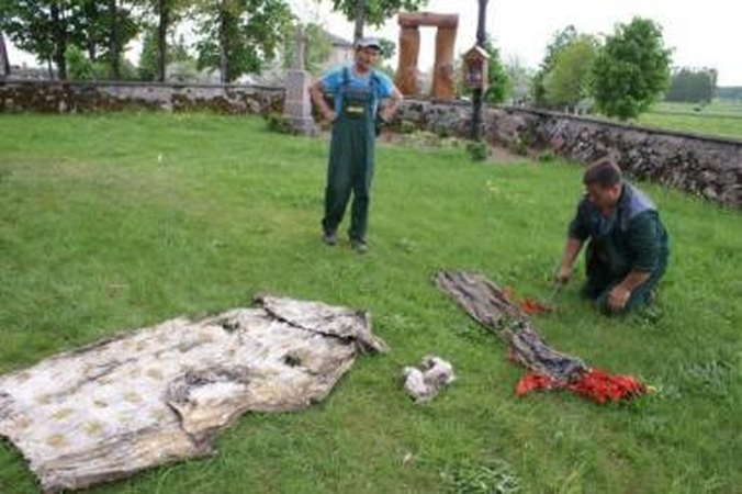 Radiniai: prieš daugiau nei šimtą metų aukso siūlais siuvinėtais rūbais kažkas užkimšo bažnyčios plyšius ir taip išsaugojo ateities kartoms įdomius daiktus.