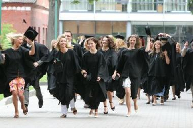 Galimybė: nuo šių metų kai kurių programų klausytojai galės sutaupyti metus studijų.