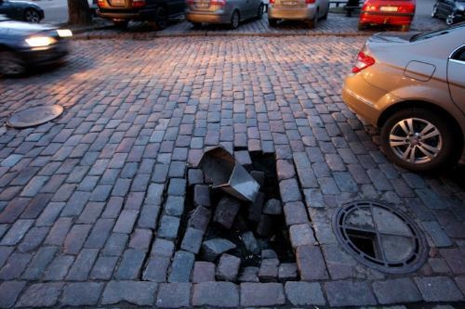 Rotušės aikštėje – grėsminga duobė