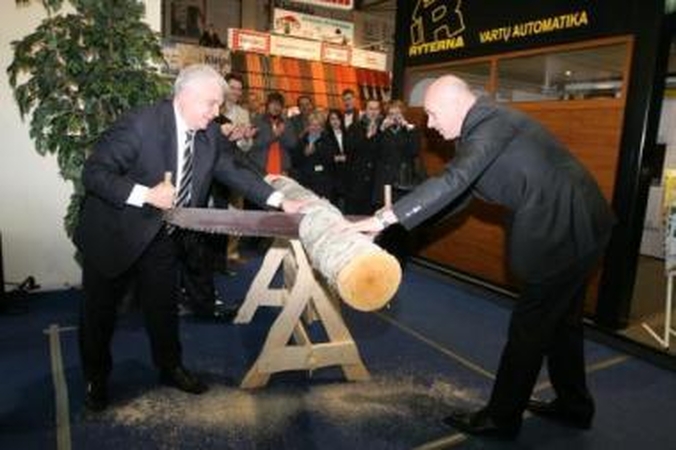 Netradiciškai: atidarymo ceremonijoje garbiems svečiams – miesto merui Rimantui Taraškevičiui ir apskrities viršininkui Arūnui Burkšui – vietoje juostelės teko "perkirpti" rąstą.